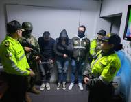 Los sospechosos junto al personal de la Policía Nacional y Fuerzas Armadas.