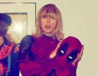 Taylor Swift portando el atuendo de Deadpool original de Ryan Reynolds.