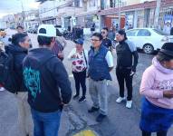 Los familiares de los detenidos están la expectativa de lo que pase. Los acompaña su abogado, Yaku Pérez (primero desde la izquierda).