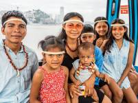 Imagen facilitada por el Municipio de Guayaquil sobre la visita de indígenas Waorani a la ciudad.