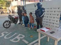 Los dos menores junto a los agentes de la Policía Nacional.