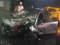 Imagen del carro que se impactó contra un poste en las avenidas 10 de Agosto y Colón.