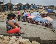 Imagen de visitantes de la Playa Varadero, perteneciente a Guayaquil. Está ubicada en la parroquia de Posorja.