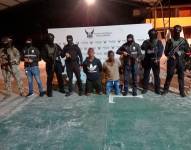 Los detenidos junto junto a los efectivos de la Policía Nacional.