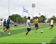 Foto de jóvenes jugando en una cancha deportiva de Parque Samanes de Guayaquil.