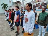 Los postulantes debían llevar impreso el registro que habían realizado previamente en línea, entre otros documentos.