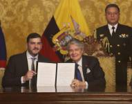 El presidente Guillermo Lasso firma el decreto ejecutivo que transfiere la competencia del quinto puente de Guayaquil a su Municipio, en el Palacio de Carondelet, junto al alcalde Aquiles Álvarez.