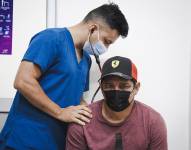 Imagen de un paciente con una enfermedad respiratoria en un centro de salud municipal de Guayaquil.