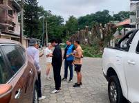 Un equipo técnico de la empresa municipal Parques EP acudió el jueves al sitio y constató que los ficus, que tenían seis metros de altura, fueron cortados ampliamente.