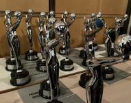 Estatuillas para los ganadores de los premios Platino.