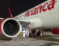 Investigadores revisan el tren de aterrizaje de una nave de Avianca.