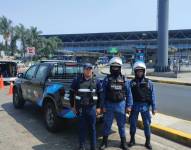 Personal de seguridad municipal vigila la Terminal Terrestre de Guayaquil.