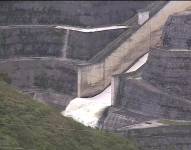 Imagen de una cascada de una hidroeléctrica.