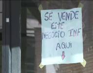Imagen de un cartel que indica la venta de un local, en el sector de La Mariscal, en Quito.