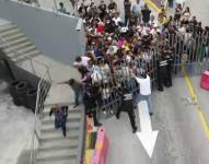 Captura de pantalla del instante en el que una multitud tumbó la reja de un supermercado de Guayaquil.