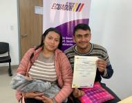 Una madre y un padre registran la identidad de su bebé.