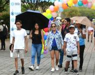 Imagen de familias paseando en el Parque Samanes durante una feria.