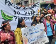 Miembros de un colectivo indígena protestan este martes en Quito.