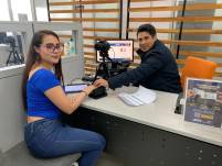Una usuaria es atendida en el Registro Civil de Quito.