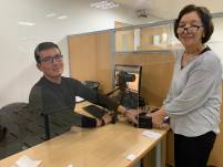 Ximena Coba al momento que sacó la cédula de identidad.