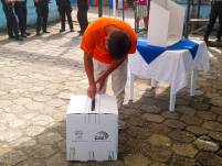 Una persona privada de la libertad sufraga.