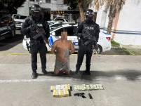 Miembros de la Policía Nacional detienen a un implicado en secuestro de una mujer en Manta.