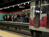 Pasajeros esperan subir a uno de los trenes.