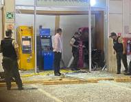 Los delincuentes rompieron los cristales y las puertas de un cuarto donde estaba el cajero.