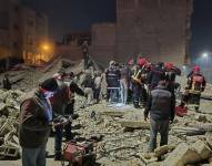 Autoridades y reporteros en el derrumbe del edificio en la ciudad de Fez, Marruecos.