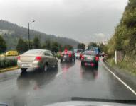 En la autopista General Rumiñahui circulan miles de vehículos en medio de la lluvia.