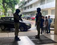 Militares siguen reforzando la seguridad en el Hospital Teodoro Maldonado Carbo del IESS en Guayaquil