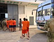 Un amplio contingente de policías y militares ejecutó un operativo de seguridad dentro del centro penitenciario para retirar a los reos de los distintos pabellones.