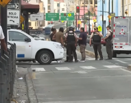 Imagen de policías en las calles Eloy Alfaro y Calicuchima, después de la muerte de un ladrón en ese sector del centro de Guayaquil.