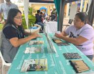 Los usuarios que se acercaron a los puestos para pedir información sobre los créditos.