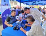 Imagen de un hombre sacando su cédula en una brigada móvil del Registro Civil, en Guayaquil.