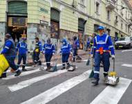 El personal de limpieza en el Centro Histórico de Quito.