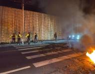 Policías retirando los escombros que bloquean las vías.