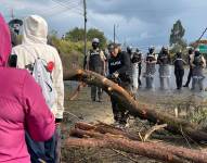 La Policía realiza labores de limpieza en la Panamericana Norte, en el sector de El Cajas, que permanecía cerrado por manifestantes en apoyo al paro convocado por la Conaie.