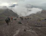 Los equipos de rescate de la Fuerza Terrestre recorre las montañas en Los Ilinizas.
