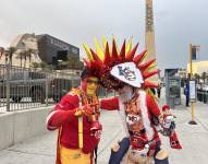 Aficionados de los Kansas City Chiefs posan para EFE, el 9 de febrero de 2023, en Las Vegas (Estados Unidos).