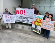 La gente llevó pancartas a las afueras del Complejo Judicial Norte en Quito.