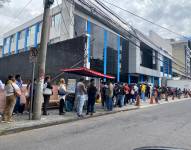 Una larga fila de personas en los exteriores de la Delegación Provincial de Pichincha del CNE.
