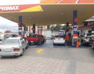 Largas filas de vehículos esperan abastecerse de combustible en Cuenca.
