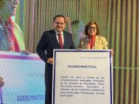 La ministra de Trabajo, Ivonne Núñez, firmó el acuerdo ministerial.