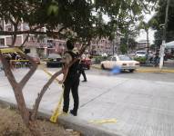 Foto de policías cercando la escena donde un hombre fue asesinado en Sauces 4, norte de Guayaquil.