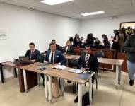 Los abogados se instalaron en la sala de audiencia.