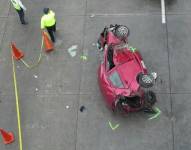 Imagen de un dron que muestra el vehículo que quedó volcado en la avenida del Bombero de Guayaquil.