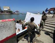 Los militares continúan con el traslado de los kits electorales en zonas de Guayas como la Isla Puná y en Manabí.