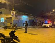 Decenas de policías acudieron al sitio de la masacre.