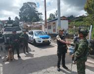 Fotografía cedida hoy por el Ejército Nacional de Colombia que muestra a soldados y policías colombianos mientras realizan labores en cooperación con sus pares ecuatorianos, en un paso fronterizo en el departamento de Nariño (Colombia).